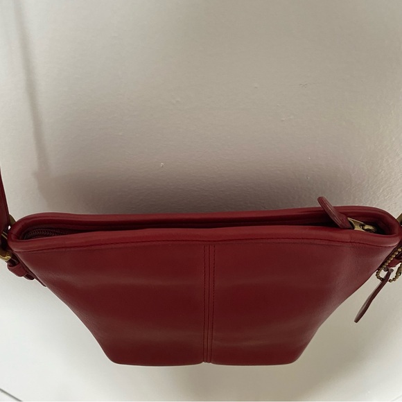 Elegant Red Leather Shoulder Bag - Picture 5 of 11